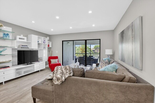 Building Photo - 9299 Vista Del Lago