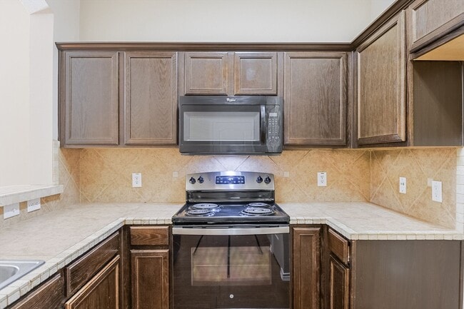 Building Photo - Available Now! Nice 3 Bedroom Townhouse lo...