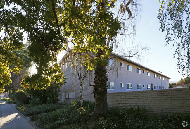 Primary Photo - Golden Oaks Apartment