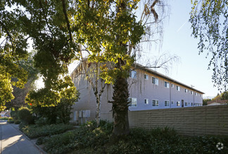 Building Photo - Golden Oaks Apartment