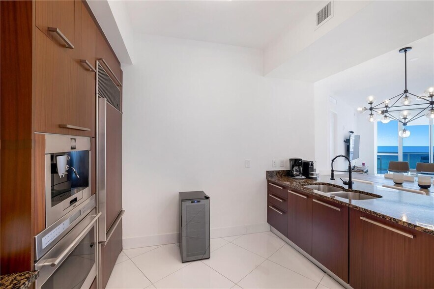 Building Photo - 15901 Collins Ave