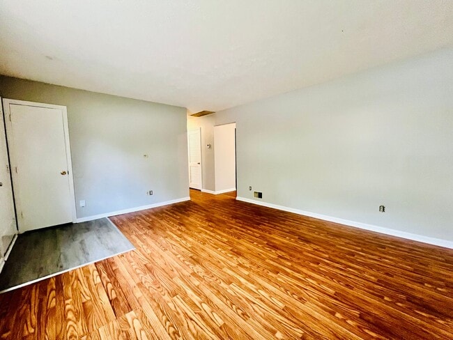 Building Photo - **COMING SOON** Updated 3BR Ranch in Shively Section 8 Accepted