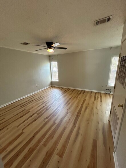 Building Photo - 302 Santa Rosa Blvd