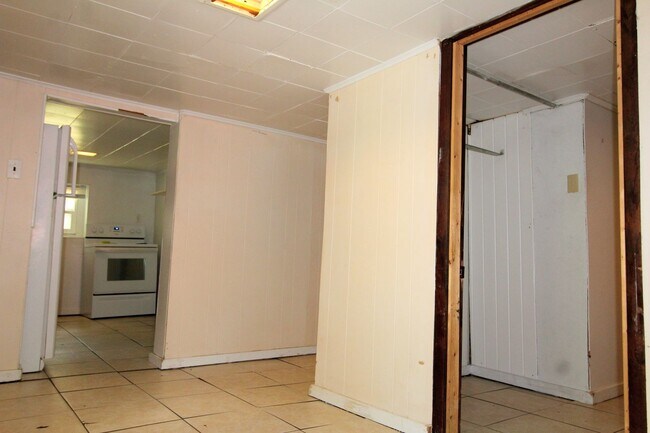 Building Photo - 1023 College Ave