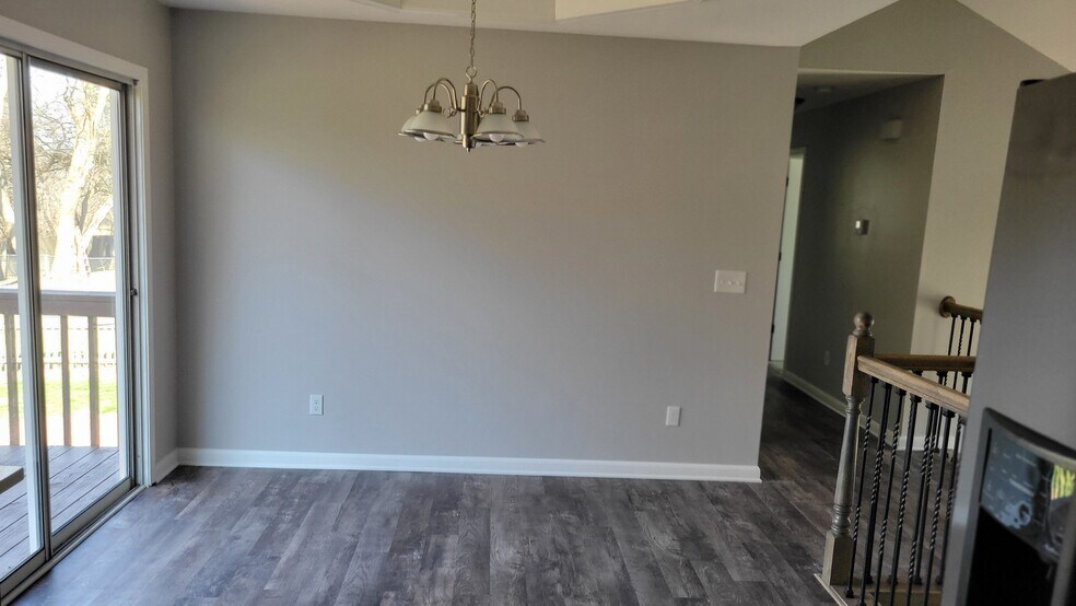 Building Photo - 916 NE Bristol Dr