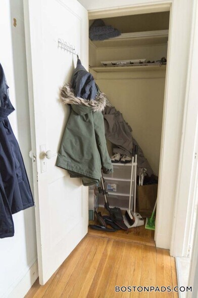 Building Photo - 137 Park Dr