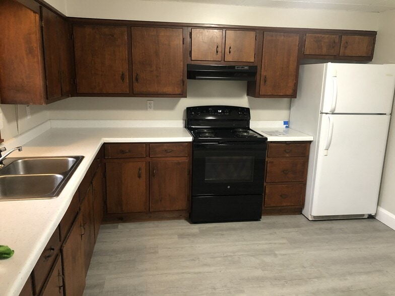 Full kitchen with room for dining table - 2014 Willow Way Dr