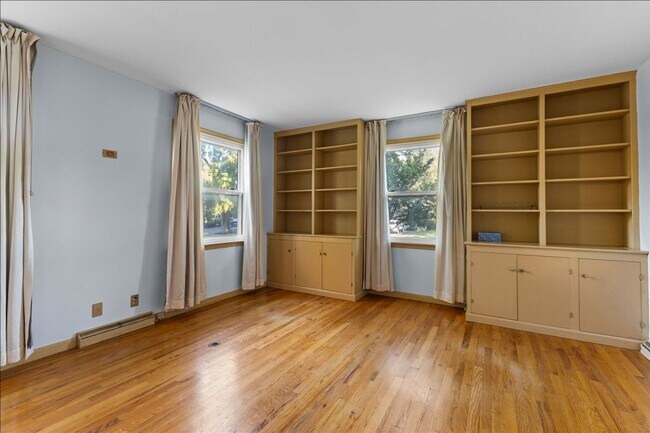 Building Photo - Magnificent 6 bedroom house in desirable H...
