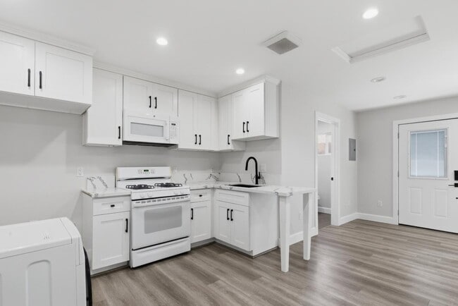 Building Photo - 10788 Mercer Ave