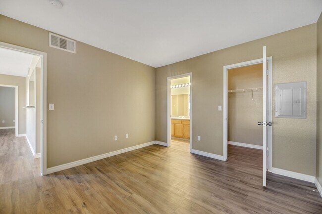 Building Photo - Gated 2 bedroom condo