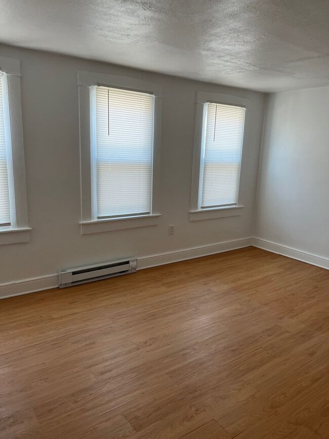 Building Photo - Spacious 3Bed/1 Bath Townhouse