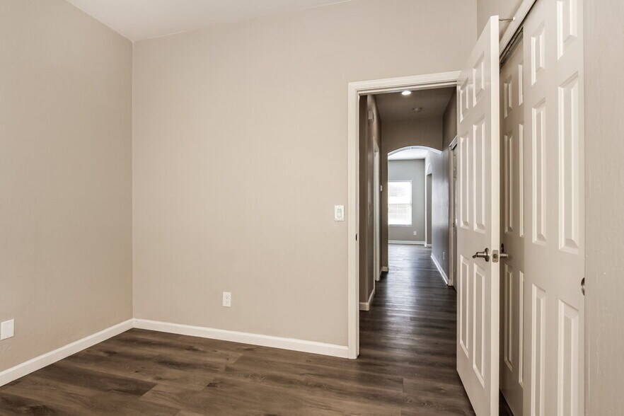 Building Photo - 1607 S 79th Ln