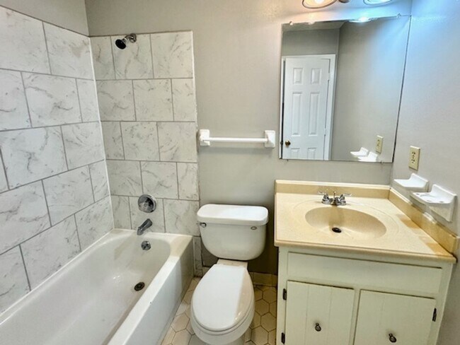 Building Photo - Lamesa7161