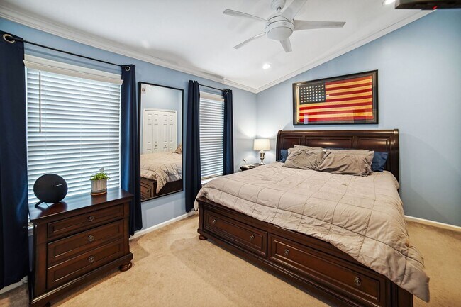 Building Photo - Wonderful 2BR/3.5BA townhouse located in B...