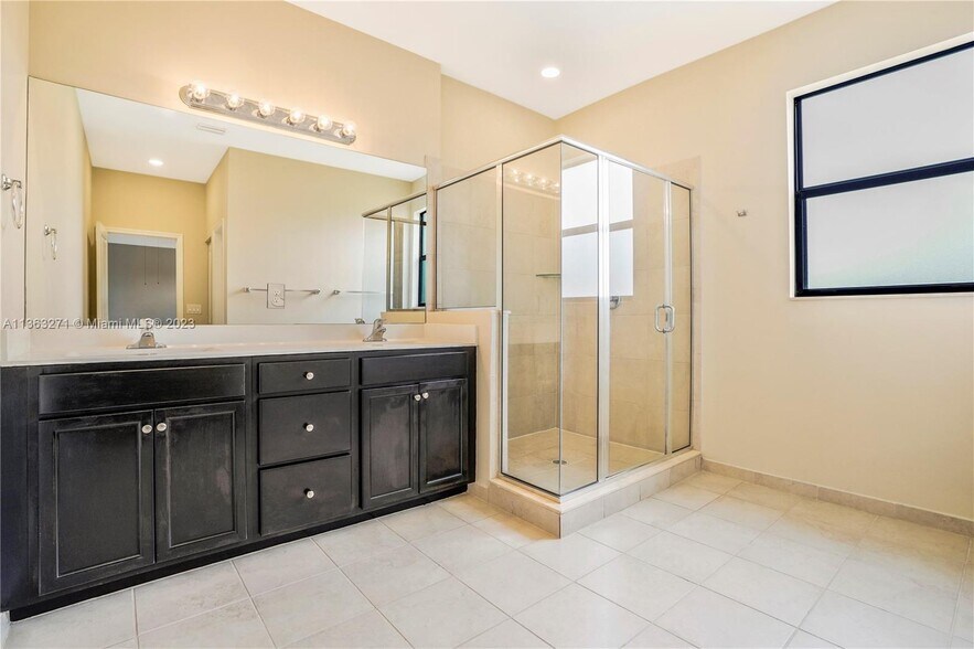 Building Photo - 2637 SE 1st St