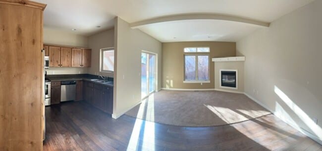 Building Photo - Townhouse