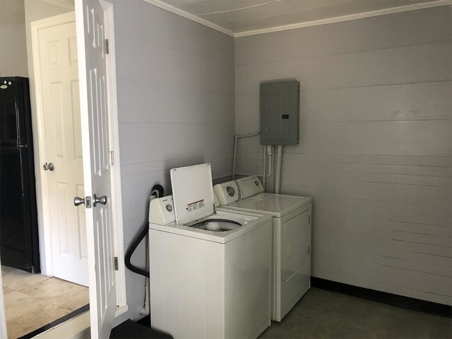 Building Photo - 2411 Forest Rd