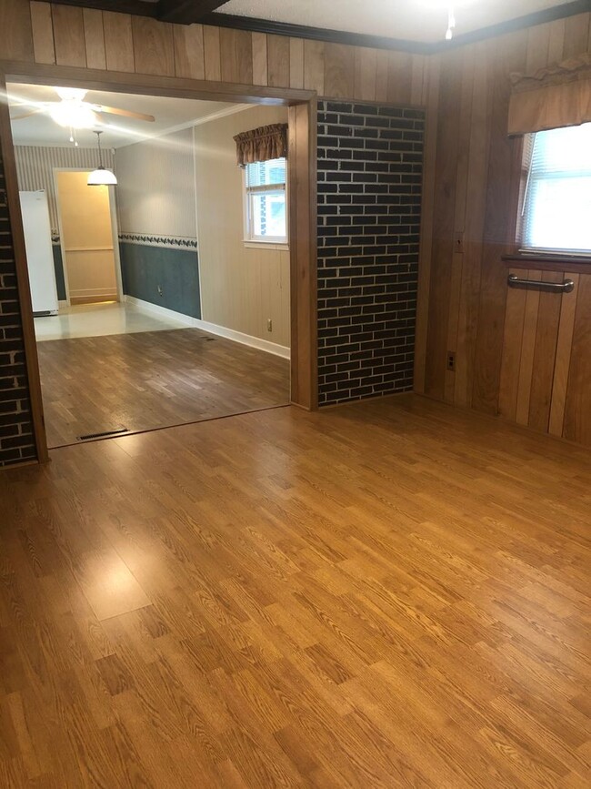 Building Photo - 3 Bedroom, 1.5 Bath Home near Furman Unive...