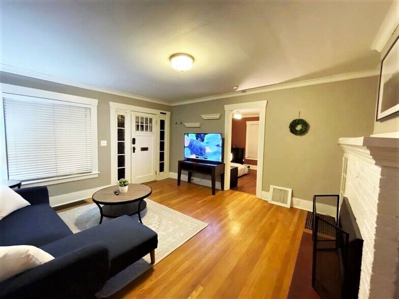 Building Photo - 704 NE 53rd St