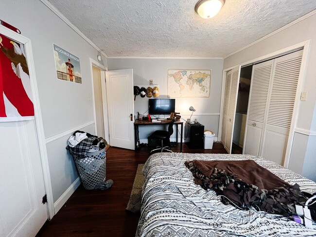 Building Photo - PRELEASING for AUGUST! Close to Campus