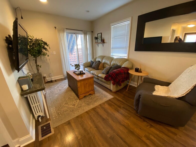 Unit 1 - 4538 Wentworth Ave