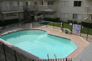 Pool - La Posada Apartments