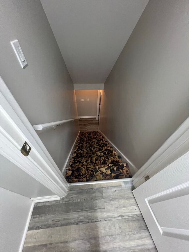 Building Photo - Charming 3-Bedroom, 2-Bath Home with Finis...