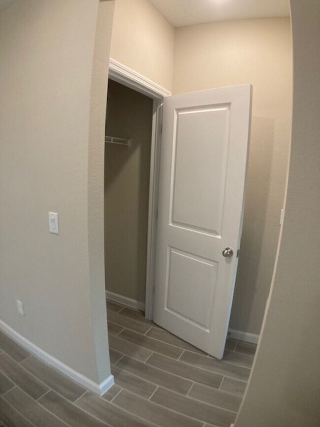 Building Photo - Stylish & Low-Maintenance Living in Oakleaf Community