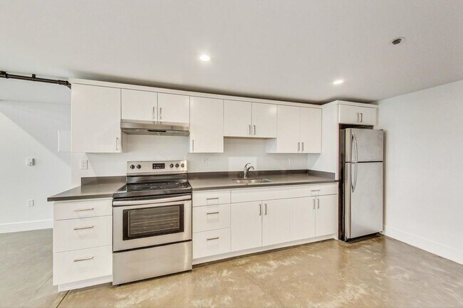 Building Photo - Two level loft with great light and ample ...