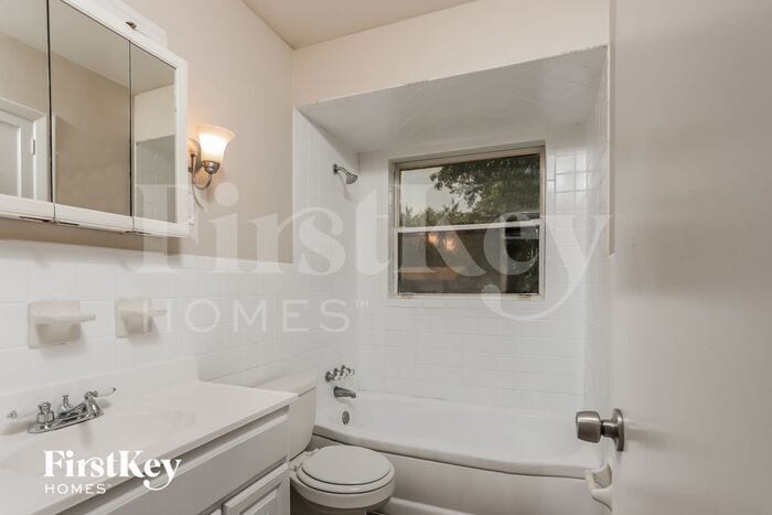 Building Photo - 1355 Del Rey Dr