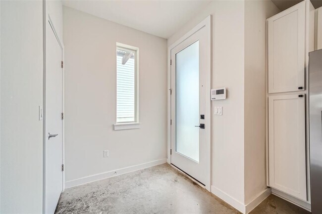 Building Photo - 801 N Bluff Dr