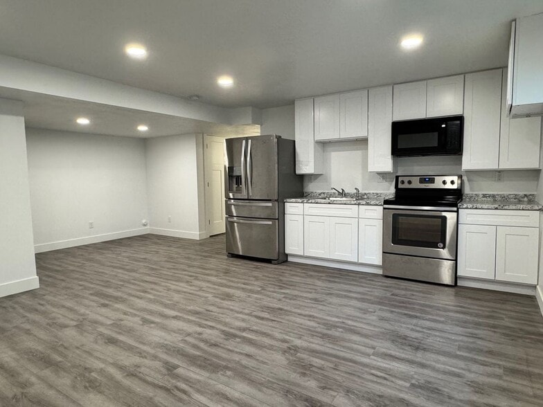 Building Photo - 7687 N Kings Canyon Rd