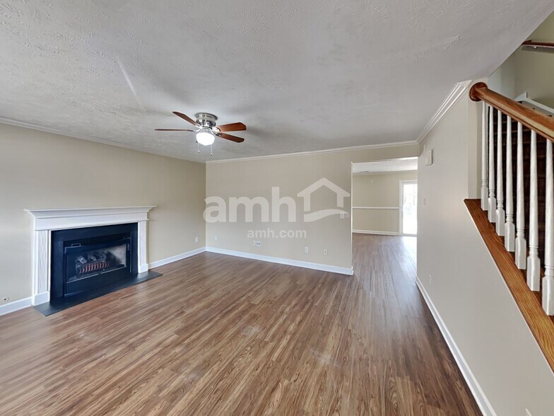 Building Photo - 8026 Meadowview Ln