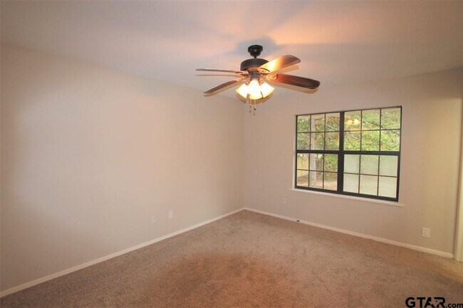 Building Photo - 15711 Echo Glen Dr