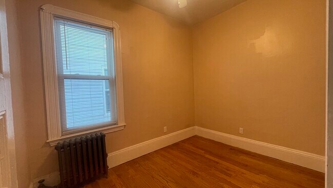 Building Photo - 33 Hollander St