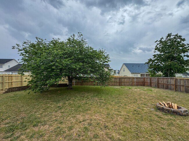 Building Photo - Spacious 3 Bed 2.5 Bath Home with Fenced Backyard
