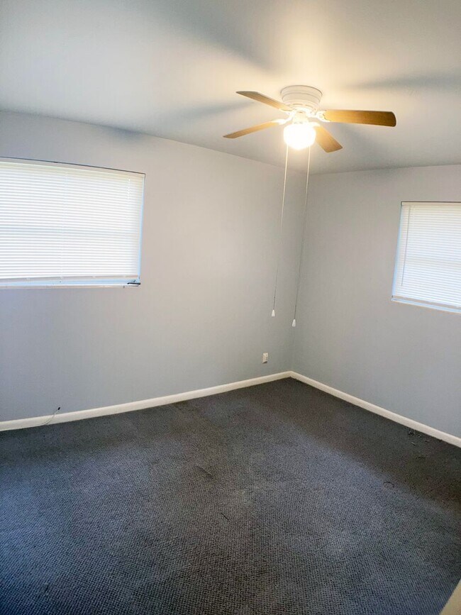 Building Photo - ***TWO WEEKS FREE*** Charming Home in Established Jacksonville Neighborhood