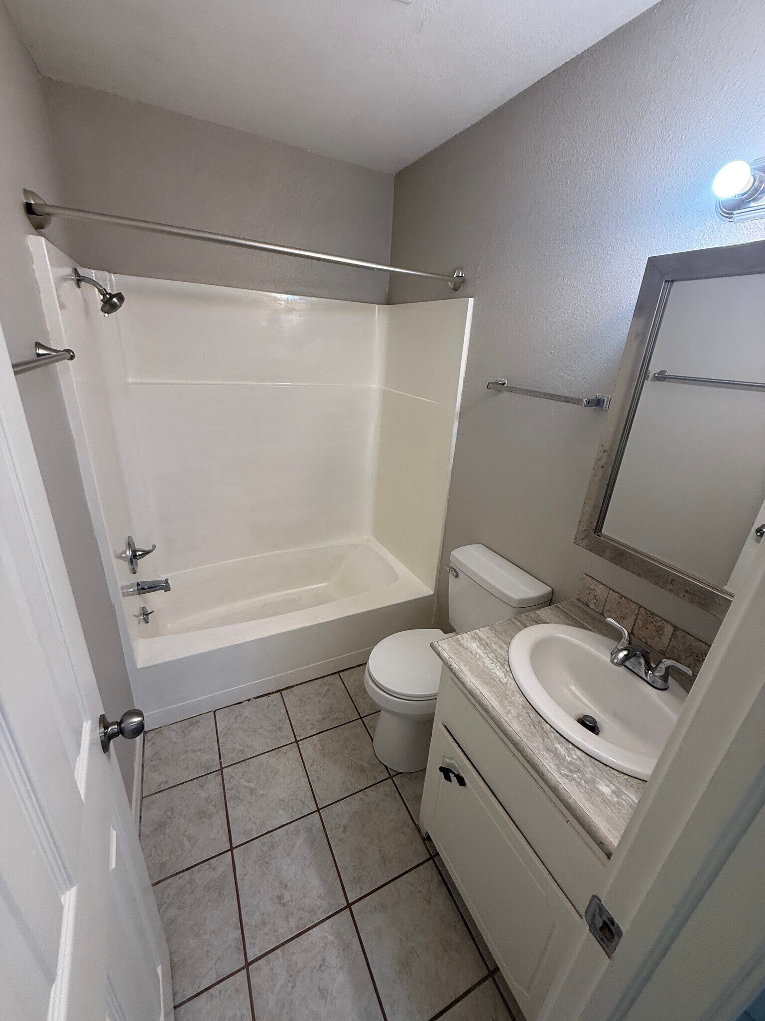 Building Photo - 823 Hardy Springs Cir