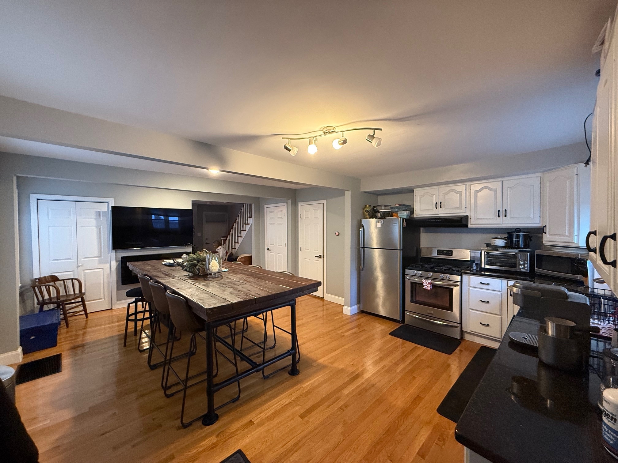 Building Photo - 264 Main St