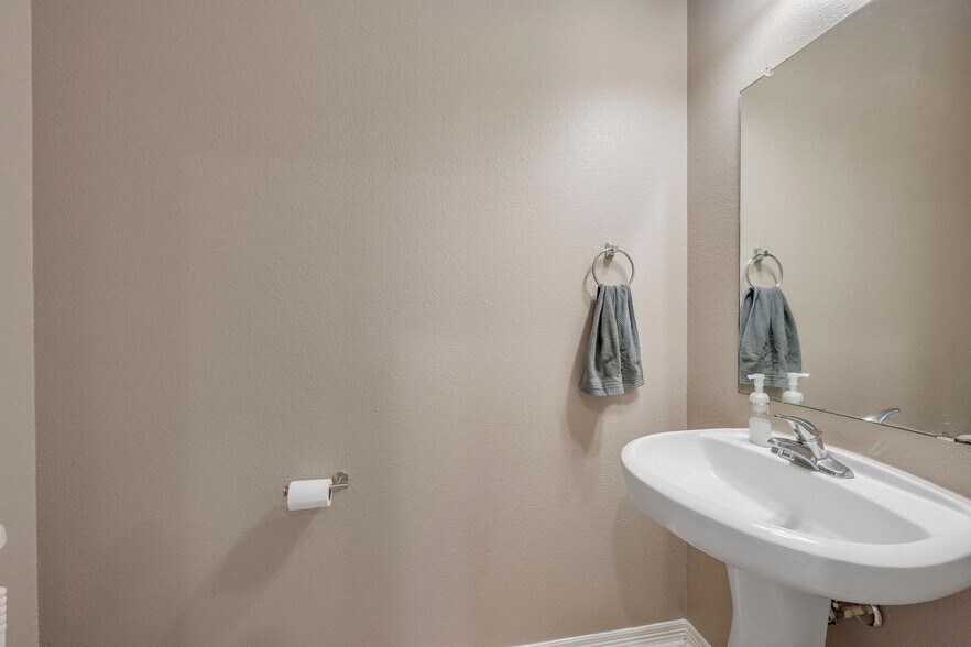 Building Photo - August 2026 Pre-Lease 4 bed Lakeridge - NO CARPET!