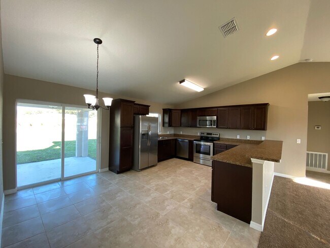 Building Photo - 3/2/2 Silver Spring Shores **Available NOW**