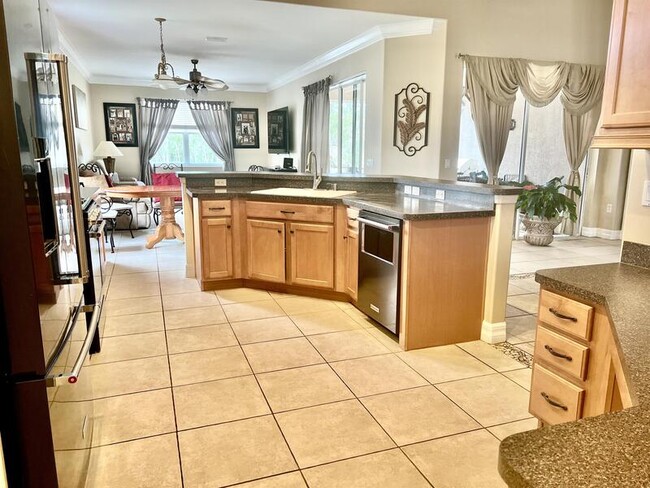 Building Photo - 6614 64th Terrace E