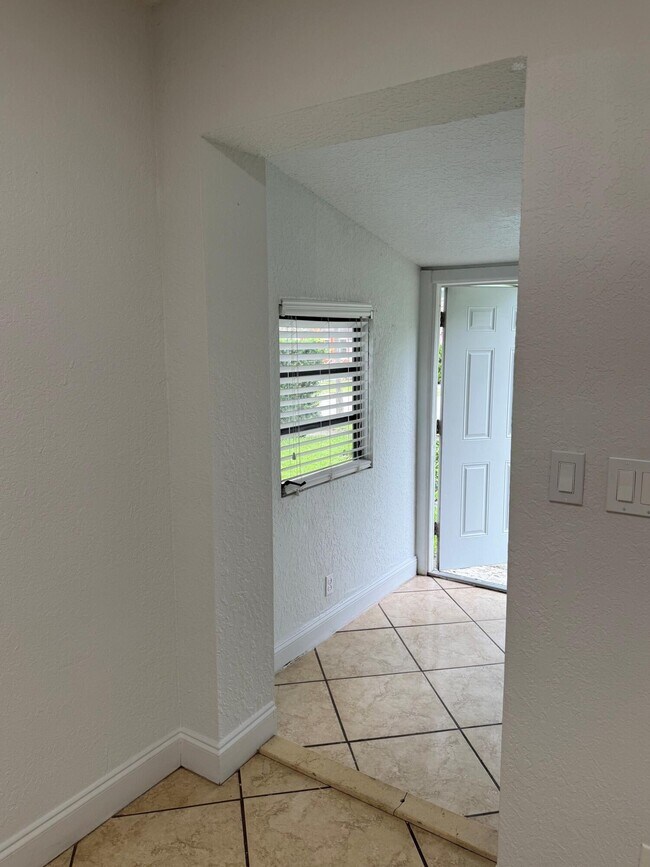 Building Photo - 741 Roseland Dr