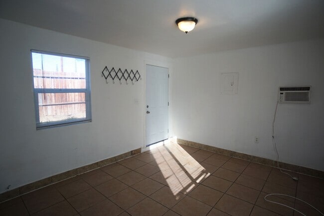 Building Photo - 430 Crawford St