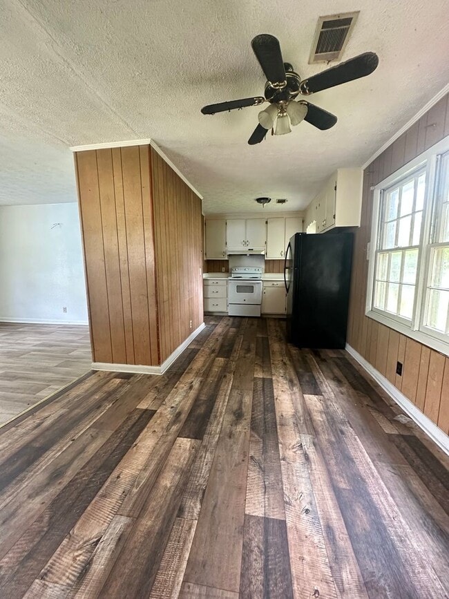 Building Photo - 3 Bed/1.5 Bath Brick Home- Under Renovations
