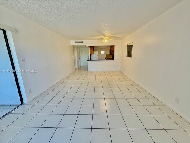 Building Photo - 2320 S Cypress Bend Dr