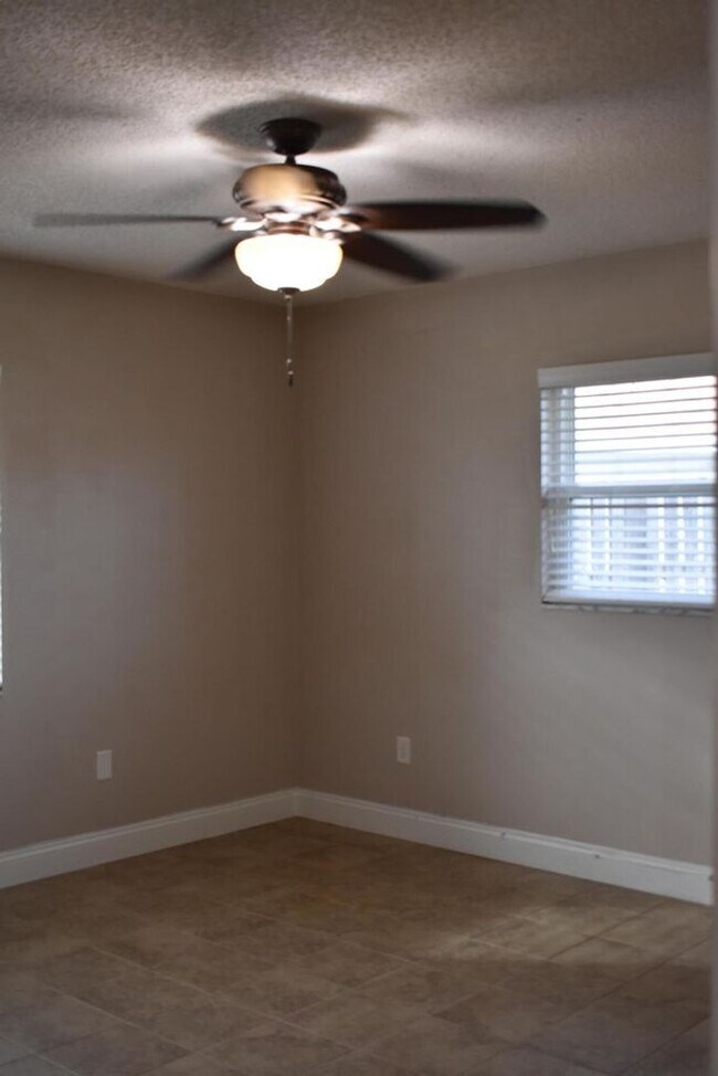 Building Photo - 826 Palama Way