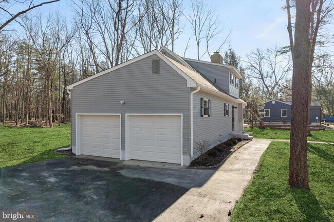 Building Photo - 221 Oak Ln