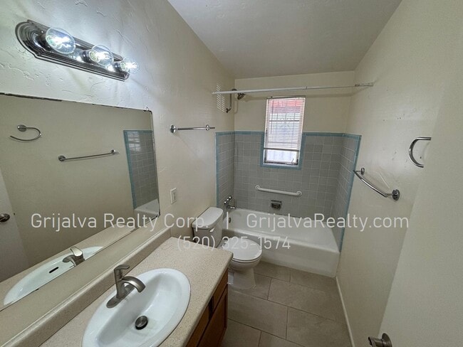 Building Photo - Beautiful 4 Bedroom 3 Bath Brick House for...
