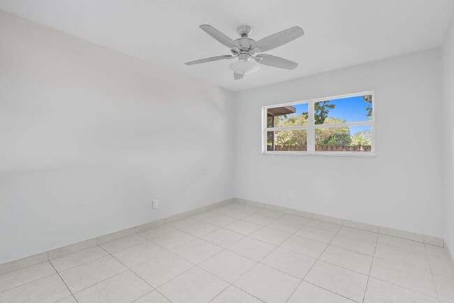 Building Photo - Non gated neighborhood in Naples